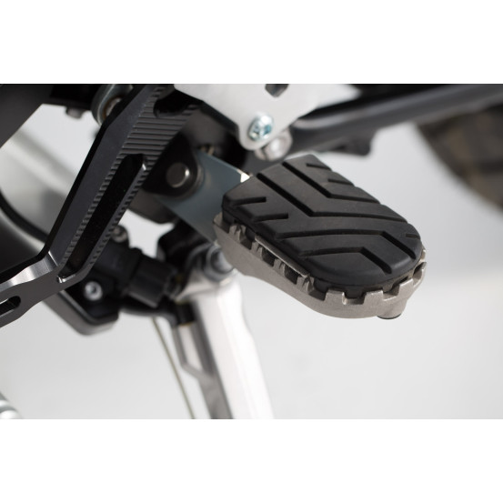 Repose-pieds SW-MOTECH ION avec supports TRIUMPH