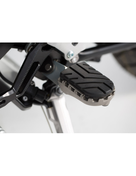 Repose-pieds SW-MOTECH ION avec supports TRIUMPH