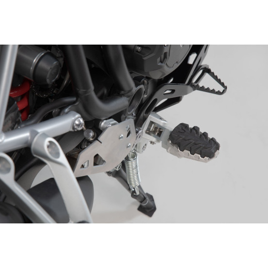 Repose-pieds SW-MOTECH EVO avec supports TRIUMPH Scrambler 1200 2018-2021 - Tiger 800 2010-2018 - 900 2019
