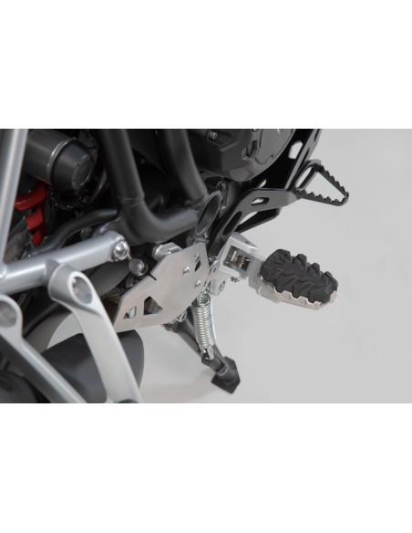 Repose-pieds SW-MOTECH EVO avec supports TRIUMPH Scrambler 1200 2018-2021 - Tiger 800 2010-2018 - 900 2019