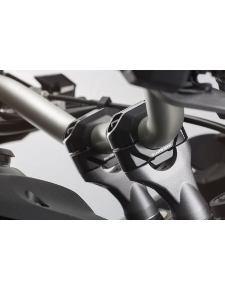Réhausse de guidon Ø 22 mm SW-MOTECH 25 mm APRILIA - BMW - HONDA - KAWASAKI - KTM - MOTO GUZZI - SUZUKI - TRIUMPH - YAMAHA Noir