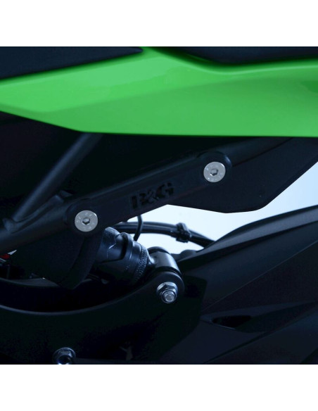 Cache orifice reposes pied arrière R&G RACING noir KAWASAKI ZX4RR 2020 204 / SUZUKI GSXS 1000 2023 - 2024