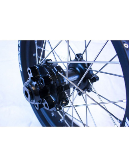 Roue avant Trail SM PRO 21x2,15 Honda Africa Twin 1000 CRFL Moyeu Noir Cercle Noir Tetes de rayons Argent