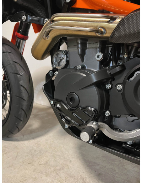 Protection carter de stator noir SM PROJECT - KTM 690 2008-2025 / HUSQVARNA 701 2016-2025 / GAS GAS 700 2022-2025