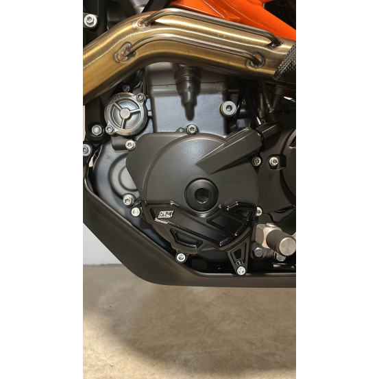 Protection carter de stator noir SM PROJECT - KTM 690 2008-2025 / HUSQVARNA 701 2016-2025 / GAS GAS 700 2022-2025