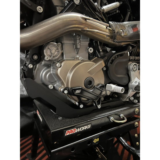 Protection carter de stator noir SM PROJECT - KTM 690 2008-2025 / HUSQVARNA 701 2016-2025 / GAS GAS 700 2022-2025