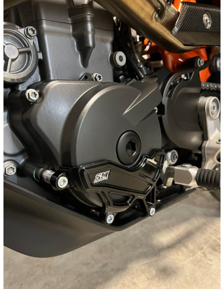 Protection carter de stator noir SM PROJECT - KTM 690 2008-2025 / HUSQVARNA 701 2016-2025 / GAS GAS 700 2022-2025