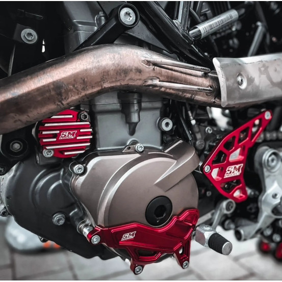Protection carter de stator rouge SM PROJECT - KTM 690 2008-2025 / HUSQVARNA 701 2016-2025 / GAS GAS 700 2022-2025