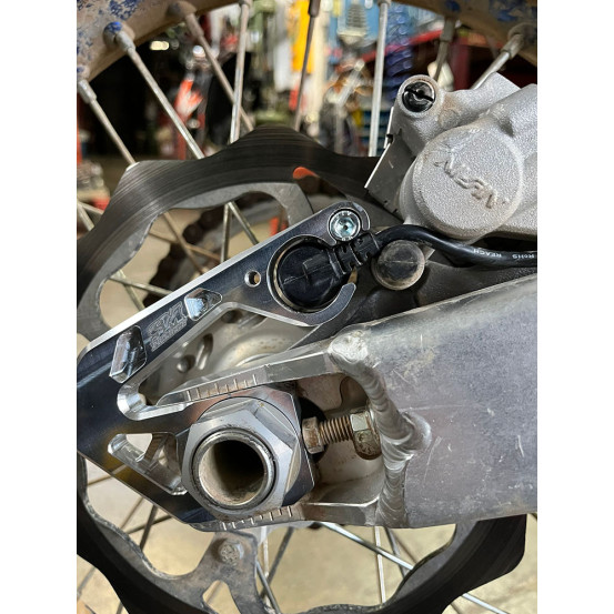 Support étrier de frein + protection capteur de vitesse bleu SM PROJECT - TM RACING 125 à 530 à partir de 2015