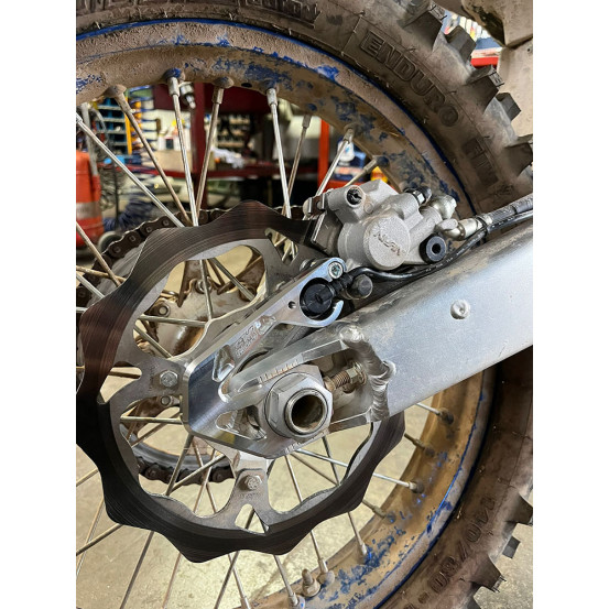 Support étrier de frein + protection capteur de vitesse bleu SM PROJECT - TM RACING 125 à 530 à partir de 2015