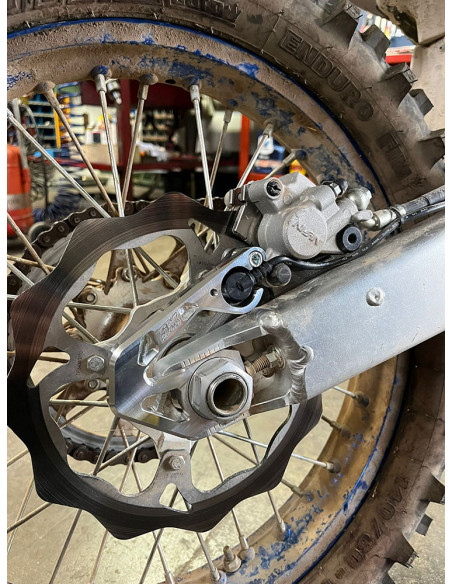 Support étrier de frein + protection capteur de vitesse bleu SM PROJECT - TM RACING 125 à 530 à partir de 2015
