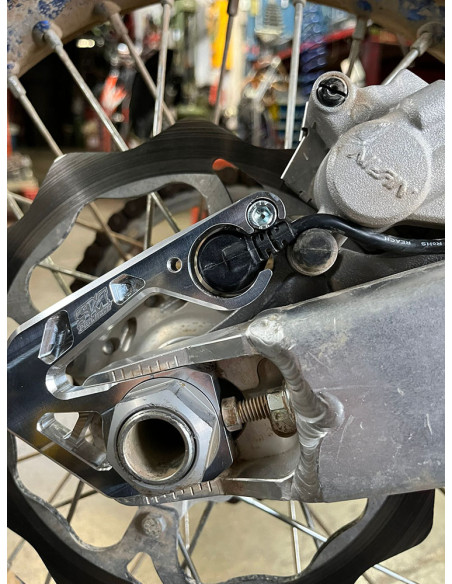 Support étrier de frein + protection capteur de vitesse bronze SM PROJECT - TM RACING 125 à 530 à partir de 2015